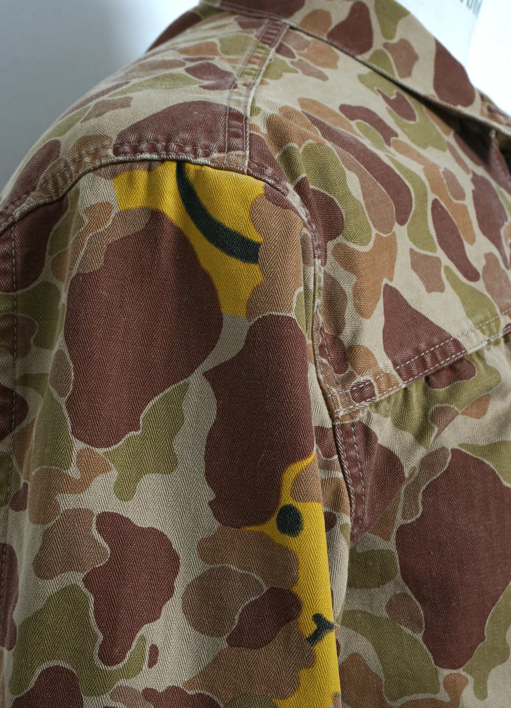 KAPITAL HAPPY PEEK-A-BOO | Herringbone Camo Jacket | Beige/Khaki - Image 3